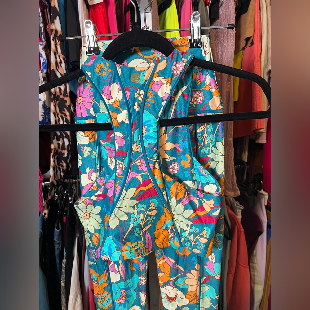 NWOT New Beach Bunny Spencer floral workout leggings and bra top set - Picture 7 of 9